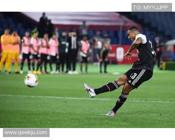 达尼洛的足球之路：从青训小将到世界舞台的璀璨明星